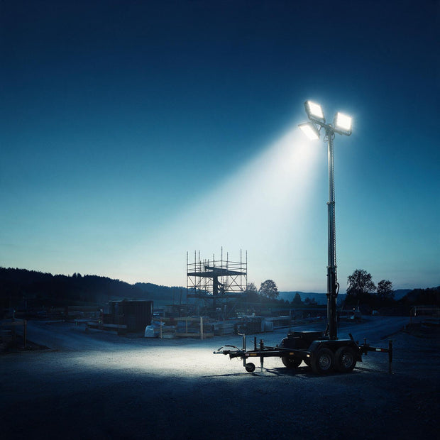 Mobiler LED-Lichtmast beleuchtet Baustelle in der Dämmerung